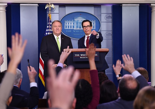 -Le secrétaire d'État américain Mike Pompeo et le secrétaire au Trésor Steven Mnuchin répondent aux questions après avoir annoncé de nouvelles sanctions contre l'Iran, à la Maison Blanche à Washington, DC, le 10 janvier 2020. Photo de Nicholas Kamm / AFP via Getty Images.