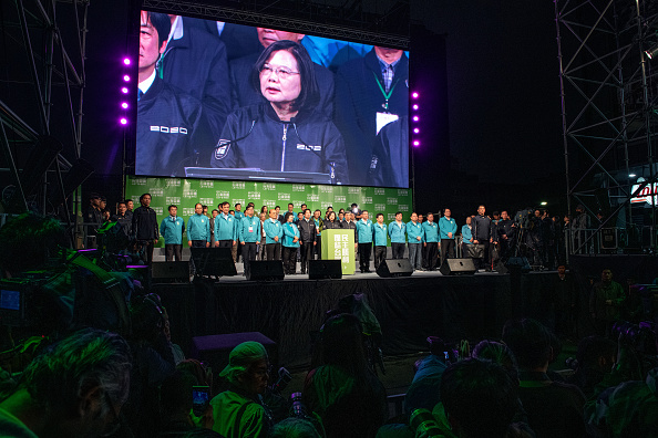 -Tsai Ing-Wen s'adresse aux partisans après avoir été réélu présidente de Taiwan le 11 janvier 2020 à Taipei. Photo de Carl Court / Getty Images.