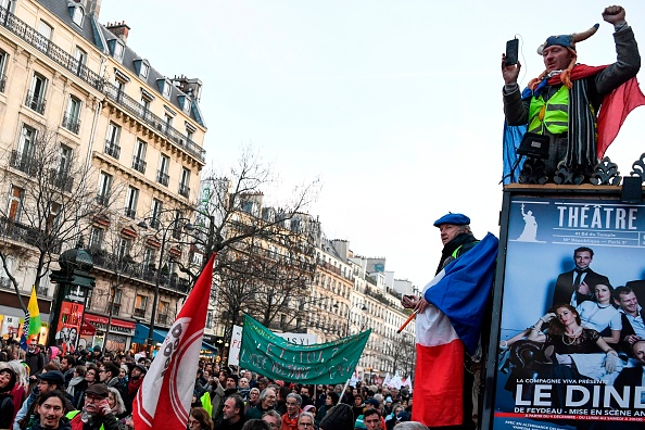 -Un manifestant en costume gaulois manifeste à Paris, le 11 janvier 2020, dans le cadre d'une grève multisectorielle nationale contre la refonte des retraites du gouvernement français. Le Premier ministre français présentera samedi de nouvelles propositions sur la refonte très controversée du régime de retraite du gouvernement, cherchant à apaiser les syndicats qui mènent une grève des transports qui dure depuis plusieurs semaines. Photo de BERTRAND GUAY / AFP via Getty Images.