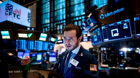 Wall Street ouvre en net recul, craignant la propagation du virus chinois