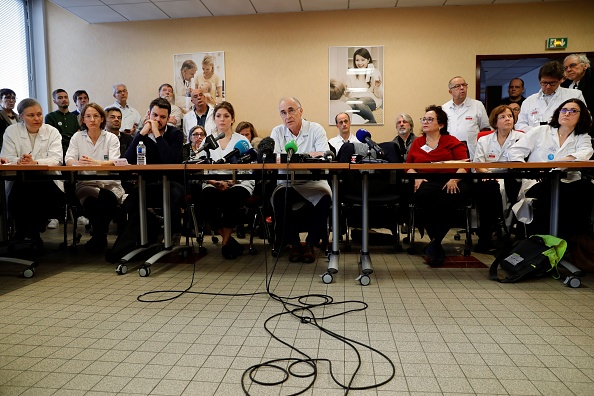 Plus de 1 000 médecins hospitaliers, dont environ 600 chefs de service, ont publié le 14 janvier une lettre de "démission collective" de leurs fonctions administratives. (Photo : THOMAS SAMSON/AFP via Getty Images)