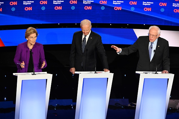 La sénatrice démocrate Elizabeth Warren (Gauche), l'ancien vice-président Joe Biden (Centre) et le sénateur Bernie Sanders participent au septième débat primaire démocrate de la saison de campagne présidentielle de 2020 co-organisé par CNN  au Drake Campus universitaire de Des Moines, Iowa, le 14 janvier 2020. (Photo : ROBYN BECK/AFP via Getty Images)