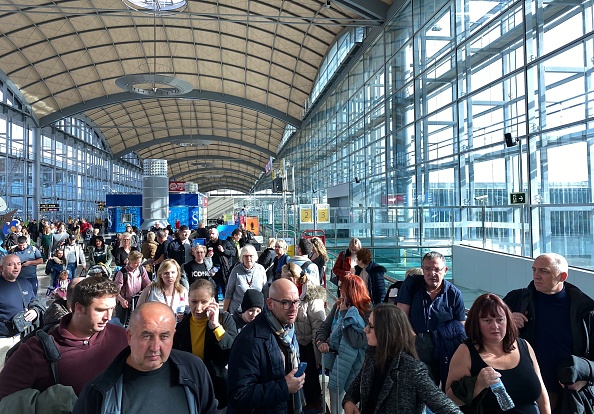 -Les passagers sont évacués à l'aéroport d'Alicante-Elche le 15 janvier 2020 après qu'un incendie a éclaté dans le terminal. Photo de Daniel LEAL-OLIVAS / AFP via Getty Images.