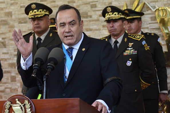 Le président guatémaltèque et commandant en chef de l'armée Alejandro Giammattei prend la parole lors d'une cérémonie militaire à Guatemala City, le 15 janvier 2020. (Photo : ORLANDO ESTRADA/AFP via Getty Images)