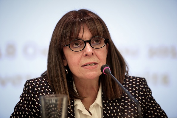 -La Grèce a élu sa première femme présidente le 22 janvier après que les principaux partis d'opposition ont approuvé jeudi la nomination par le gouvernement de la juge suprême Ekaterini Sakellaropoulou. Photo de Vassilis Rempapis / Eurokinissi / AFP via Getty Images.