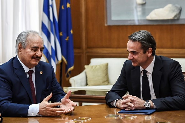 L'homme fort libyen Khalifa Haftar (L) s'entretient avec le Premier ministre grec Kyriakos Mitsotakis lors de pourparlers à Athènes, le 17 janvier 2020, quelques jours avant une conférence de paix à Berlin à laquelle lui et le chef du gouvernement de Tripoli, reconnu par l'ONU, devraient assister. (Photo : ARIS MESSINIS/AFP via Getty Images)