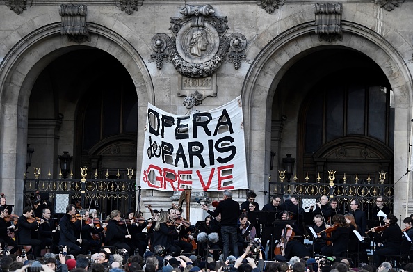 -Des musiciens se produisent devant le Palais Garnier lors d'une manifestation d'employés en grève de l'Opéra Garnier et de la Comédie française, contre le plan du gouvernement français de refondre le système de retraite du pays à Paris, le 18 janvier 2020. Photo par STEPHANE DE SAKUTIN / AFP via Getty Images