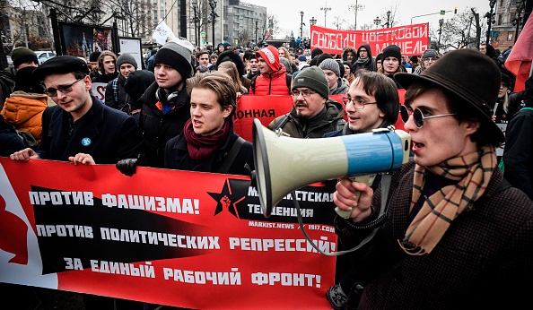 Des manifestants de l'opposition russe assistent à une action dans le centre de Moscou le 19 janvier 2020. Plus d'un millier de militants de l'opposition de toutes sortes ont défilé dans le centre de Moscou après que le président Vladimir Poutine a proposé de reformuler la constitution. (Photo : ALEXANDER NEMENOV/AFP via Getty Images)