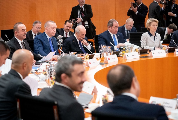 (de gauche à droite) Le ministre turc des Affaires étrangères Mevlut Cavusoglu, le président turc Recep Tayyip Erdogan, le président algérien Abdelmadjid Tebboune, le ministre algérien des Affaires étrangères Sabri Boukadoum et le président de la Commission européenne Ursula von der Leyen siègent au début d'un sommet pour la paix sur la Libye à la chancellerie à Berlin, le 19 janvier 2020. Les dirigeants mondiaux se réunissent à Berlin le 19 janvier 2020 pour faire une nouvelle pression pour la paix en Libye, dans une tentative désespérée d'empêcher la nation ravagée par le conflit de se transformer en une "deuxième Syrie".(Photo : KAY NIETFELD/POOL/AFP via Getty Images)