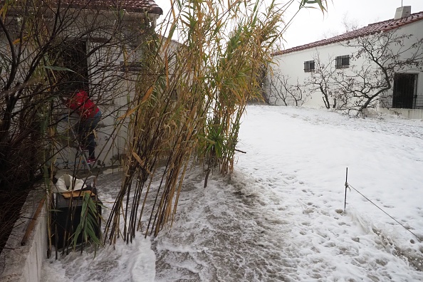 Une femme tente de retirer des biens de sa maison inondée par les vagues de la mer lors de la tempête dans le quartier du Racou à Argeles-sur-Mer, dans le sud de la France, le 21 janvier 2020. (Photo : RAYMOND ROIG/AFP via Getty Images)