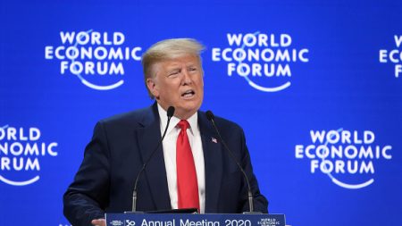 Climat: à Davos, Trump fustige les « prophètes de malheur » devant Greta Thunberg