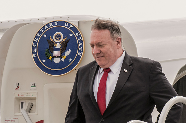 -Le secrétaire d'État américain Mike Pompeo descend de son avion à l'aéroport international Juan Santamaria d'Alajuela, au Costa Rica, le 21 janvier 2020. Photo par Ezéquiel BECERRA / AFP via Getty Images.