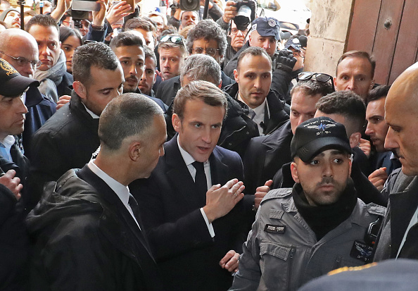  Le président Emmanuel Macron demande à la police israélienne de quitter l'église Sainte-Anne du XIIe siècle dans la vieille ville de Jérusalem le 22 janvier 2020.  (Photo : LUDOVIC MARIN/AFP via Getty Images)