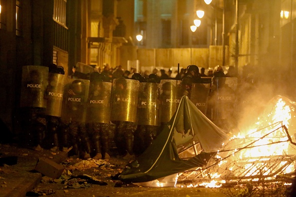 -Les forces de police anti-émeute libanaises bloquent une route menant au Parlement lors d'affrontements avec des manifestants antigouvernementaux dans le centre-ville de Beyrouth, le 22 janvier 2020. Le nouveau Premier ministre libanais prétend diriger un gouvernement de technocrates mais les critiques disent « c’est un ensemble de ministres qui ne sont ni experts ni indépendants ». Photo de PATRICK BAZ / AFP via Getty Images.