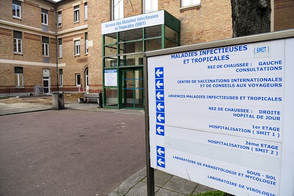 Entrée du Service des maladies infectieuses et tropicales de l'hôpital Bichat à Paris, où les deux patients infectés par le Coronavirus sont soignés.(Photo by ALAIN JOCARD/AFP via Getty Images)