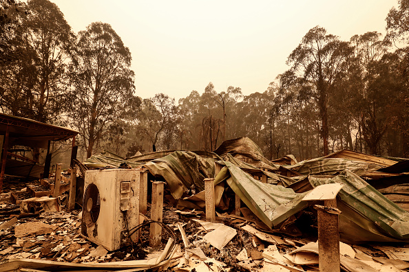 Une vue des dommages causés par l'incendie le 03 janvier 2020 à Sarsfield, Australie. Le HMAS Choules s'est amarré à l'extérieur de Mallacoota ce matin pour évacuer des milliers de personnes bloquées dans la ville côtière isolée à la suite d'incendies dans l'Est du Gippsland qui ont tué une personne et détruit des dizaines de propriétés. (Photo : Darrian Traynor/Getty Images)