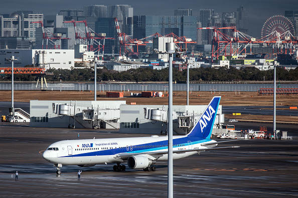 -Un avion transportant des citoyens japonais rapatriés de Wuhan au milieu des terres de l'épidémie de coronavirus à l'aéroport de Haneda le 29 janvier 2020, à Tokyo, au Japon. Environ 200 citoyens japonais ont été rapatriés de Wuhan, plusieurs vols sont prévus qui visent à renvoyer environ 650 ressortissants. Photo de Carl Court / Getty Images