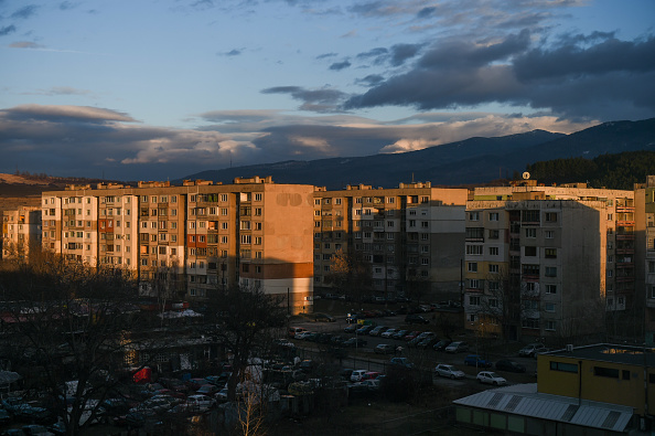 -Cette photo prise le 28 janvier 2020 montre une vue générale du quartier Iztok dans la ville de Pernik, à environ 30 kilomètres de la capitale Sofia. Situé au pied de la montagne Vitosha, le massif dominant Sofia, le barrage de Studena est pratiquement vide. Les 97000 habitants de Pernik et de plusieurs villes environnantes sont rationnés depuis novembre 2019. Photo de NIKOLAY DOYCHINOV / AFP via Getty Images.