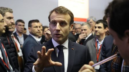 À Angoulême, Emmanuel Macron pose avec un t-shirt dénonçant les violences policières