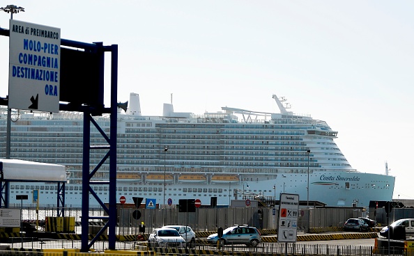 -Le navire de croisière Costa Smeralda est amarré dans le port de Civitavecchia à 70 km au nord de Rome le 30 janvier 2020. Plus de 6 000 touristes se trouvent sous verrouillage à bord du navire de croisière après que deux passagers chinois ont été isolés par crainte de pouvoir transporter le coronavirus. Photo de Filippo MONTEFORTE / AFP via Getty Images.