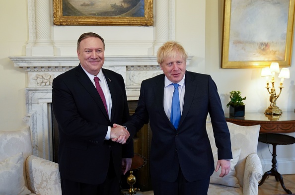 -Le Premier ministre britannique Boris Johnson s'entretient avec le secrétaire d'État américain Mike Pompeo au 10 Downing Street à Londres le 30 janvier 2020. Le plus grand diplomate américain devrait avoir des entretiens sur le commerce post-Brexit la veille du départ historique de la Grande-Bretagne de l'Union européenne. Photo par KEVIN LAMARQUE / PISCINE / AFP via Getty Images.