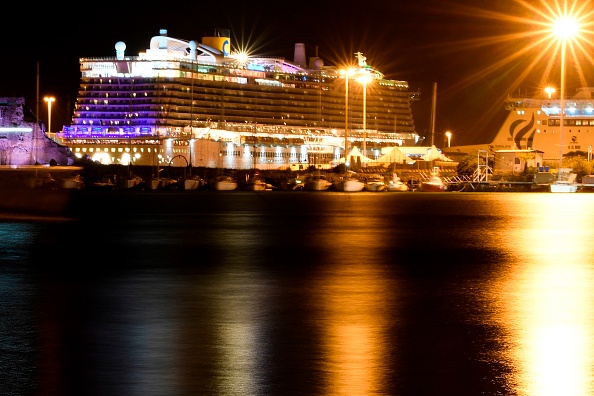 -Le bateau de croisière Costa Smeralda est amarré dans le port de Civitavecchia à 70 km au nord de Rome dans la soirée du 30 janvier 2020, avec plus de 6000 touristes à son bord. Photo de FILIPPO MONTEFORTE / AFP via Getty Images.