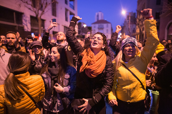 Des manifestants anti-gouvernementaux marchent vers le Parlement le 25 janvier 2020 à Beyrouth, au Liban. (Photo : Sam Tarling/Getty Images)