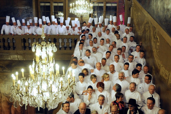 -Quelque 90 chefs célèbres, dont Paul Bocuse (C, 2e rangée), posent pour une photo de groupe à l'hôtel de ville le 25 janvier 2011 à Lyon, dans le centre-est de la France, alors qu'ils participent au salon de l'alimentation et de l'hospitalité. Photo PHILIPPE MERLE / AFP via Getty Images.