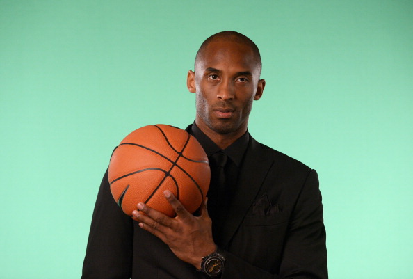 Kobe Bryant pose pour des photos alors qu'il assiste à la célébration d'une nouvelle  marque Hublot, Kobe Bryant, le 20 mars 2013 à Los Angeles, Californie. (Photo : JOE KLAMAR/AFP via Getty Images)