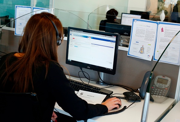 Une employée dans un centre d'appel.       (Photo : THOMAS SAMSON/AFP via Getty Images)