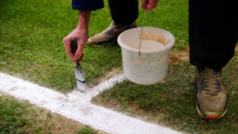 À Ploumiliau (Côtes-d'Armor), le rond central et la ligne médiane n'étaient pas du tout à leur place sur le terrain de foot, le 11 janvier. (Clive Rose/Getty Images)