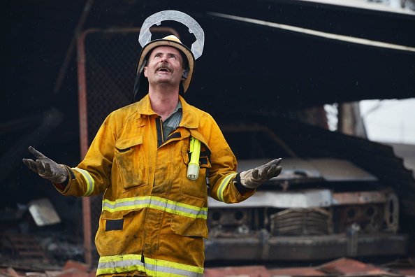 La pluie tombe enfin. Un soulagement pour les pompiers d'Australie.  (Photo :  Brenton Edwards/AFP via Getty Images)