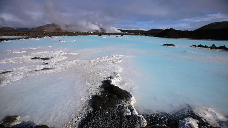 Depuis près d'une semaine, une série de tremblements de terre secoue les alentours de Grindavik, non loin des eaux fumantes du "Lagon bleu" dans la péninsule de Reykjanes. La plus importante secousse enregistrée s'élève à 3,7 sur l'échelle de Richter. (Photo : Matt Cardy/Getty Images)