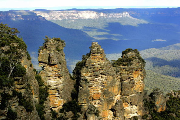 -Les formations rocheuses inhabituelles des "Trois Sœurs", sortent d'une gorge dans le parc national des Blue Mountains. La région de la Grande Blue Mountains a été classée au patrimoine mondial de 2000, se compose de sept parcs nationaux exceptionnels et contient des cascades dans les gorges fluviales érodées, des forêts de gommiers bleus, des pins de Wollemi.  Photo GREG WOOD / AFP via Getty Images.