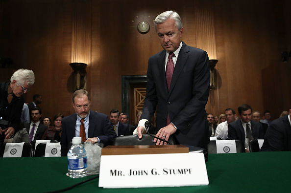 John Stumpf, président-directeur général de la Wells Fargo & Company pendant 11 ans, arrive pour témoigner devant la commission  des banques, du logement et des affaires urbaines le 20 septembre 2016 à Washington, DC.(Photo : Win McNamee/Getty Images)