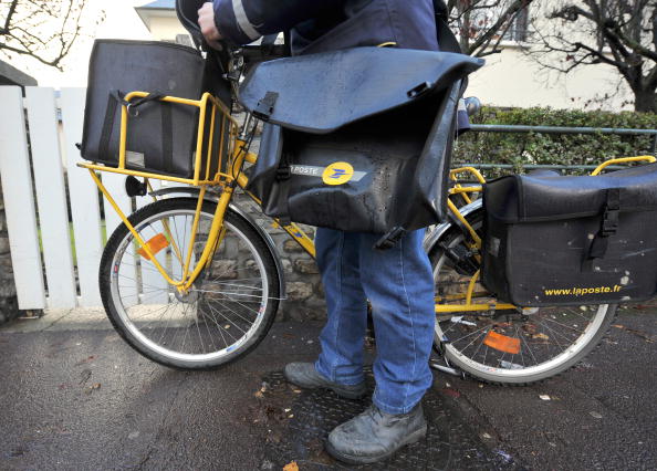 La facteur de Massy a été pris en flagrant délit : il jetait le courrier aux ordures. (MYCHELE DANIAU/AFP via Getty Images)