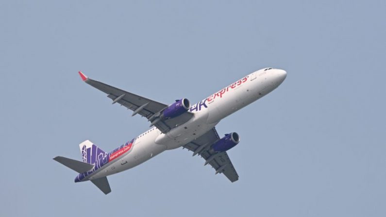 Un avion de Hong Kong Express Airways Ltd. dépasse un autre avion exploité par la compagnie aérienne à l'aéroport international de Hong Kong à Hong Kong le 5 mars 2019. (Paul Yeung/Bloomberg via Getty Images) 