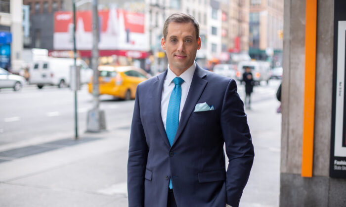 Leeshai Lemish, maître de cérémonie pour Shen Yun Performing Arts, à New York le 19 décembre 2019. (Brendon Fallon / The Epoch Times)