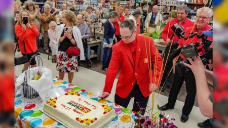 Un employé de Home Hardware vivant avec la trisomie 21 célèbre son 25e anniversaire de travail avec toute la ville