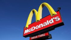 Un homme de 85 ans travaille chez McDonald’s après le décès de son épouse pour s’occuper de ses petits-enfants porteurs de handicaps