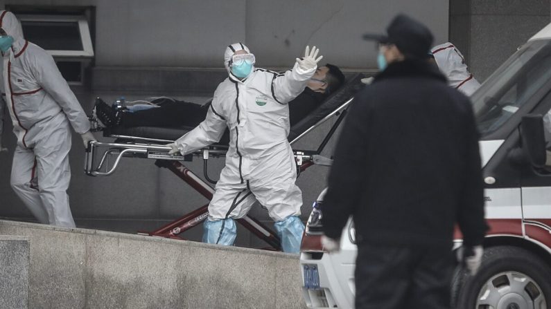 Le personnel médical transfère les patients à l'hôpital de Jinyintan à Wuhan, en Chine, le 17 janvier 2020. (Getty Images)