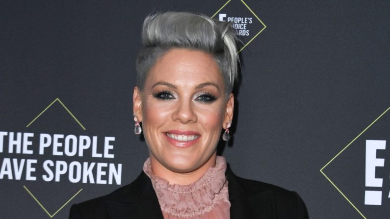 Pink pose avec le Peoples Champion Award lors de la 45e édition annuelle des E ! People's Choice Awards au Barker Hangar à Santa Monica, Californie, le 10 novembre 2019. (VALERIE MACON/AFP via Getty Images)