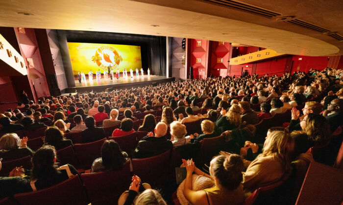 Un rappel  lors d'une représentation de Shen Yun au Performing Arts Center of Purchase College, New York, le 22 décembre 2019. (Larry Dye / The Epoch Times)