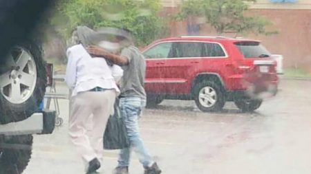 Un policier voit un adolescent protéger de la pluie une femme âgée avec une veste, alors il lui paie le repas