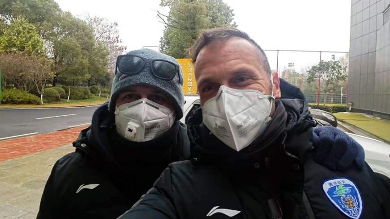 Photo fournie par Oliver Cuadrado (à droite), un entraîneur de gardien de but madrilène, qui pose le 25 janvier 2020 dans un autoportrait avec un ami non identifié dans l'immeuble où il vit dans la ville chinoise de Wuhan, où il a été piégé par la quarantaine décrétée à Wuhan et sa province, l'épicentre du coronavirus qui se propage en Chine. EFE