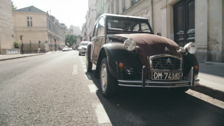 Dordogne : une place de parking recouverte de feuilles d’or à Périgueux