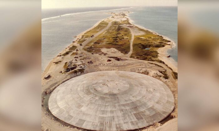 Le dôme en béton sur l'île de Runit, dans l'atoll d'Enewetak, sur une photo d'archives. (U.S. Defense Special Weapons Agency / Domaine public / Wikimedia Commons)