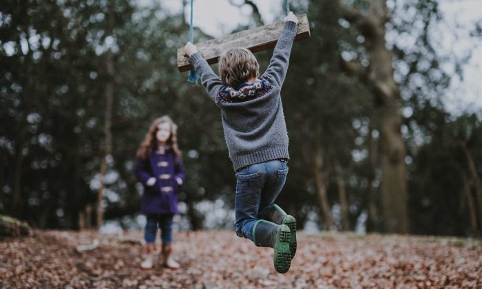 Les enfants sont exposés à une multitude de germes, et il est donc d'autant plus important de stimuler leur système immunitaire. (Annie Spratt/Unsplash)