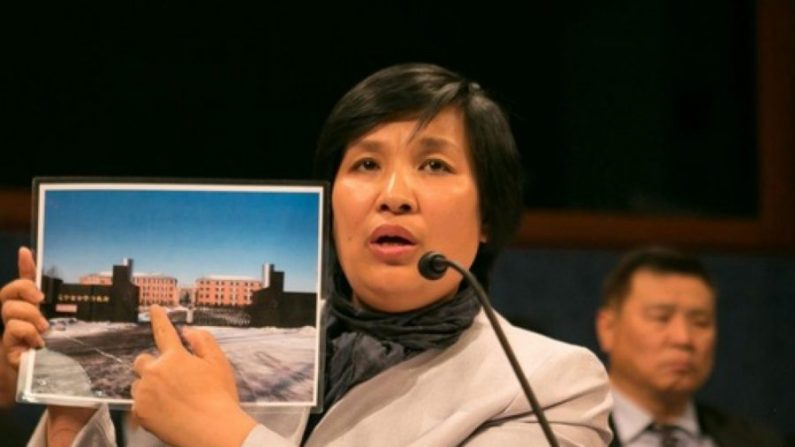 Yin Liping, pratiquante du Falun Dafa, montre une photo du camp de travail de Masanjia aux représentants du Congrès lors d'une audition au Capitole le 14 avril 2016. Yin a été victime de torture et de viols collectifs pendant son incarcération à Masanjia. (Minghui.org) 