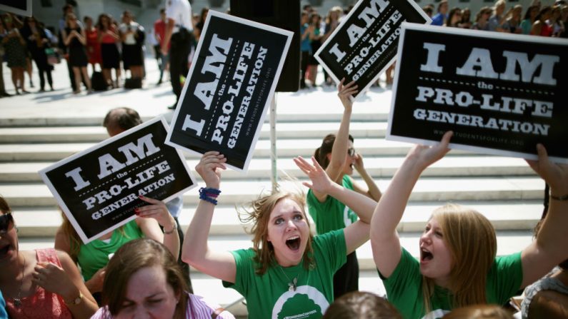 Des militants anti-avortement acclament devant la Cour suprême le 30 juin 2014 à Washington, DC. (Chip Somodevilla / Getty Images)